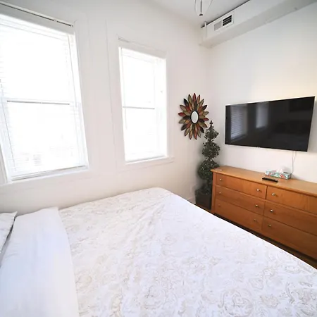 Stone Mansion Sleeps 10-20 Free Tv & Parking Apartment Chicago