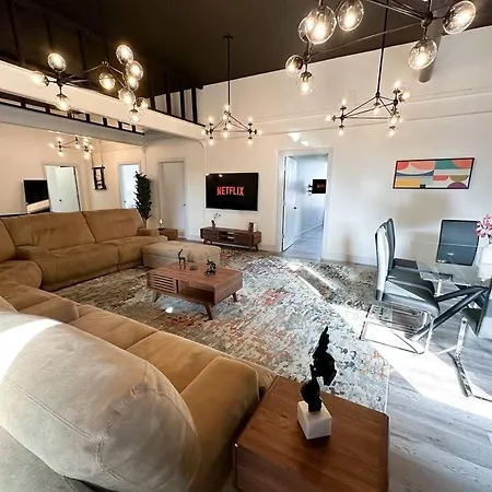 Apartment Luxury 5br Retreat Perfect For Groups With Pool Table & Optional Parking Near Mccormick Place And Soldier Field Chicago