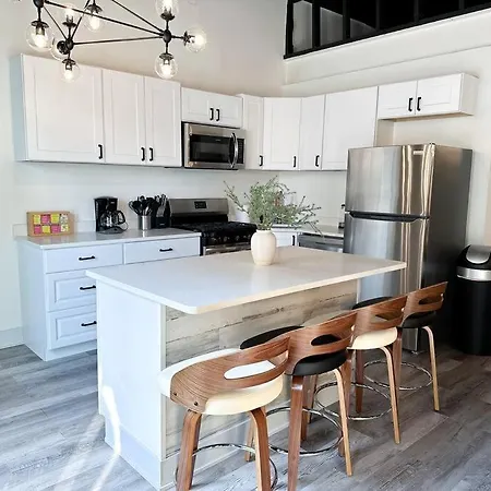 Luxury 5br Retreat Perfect For Groups With Pool Table & Optional Parking Near Mccormick Place And Soldier Field *