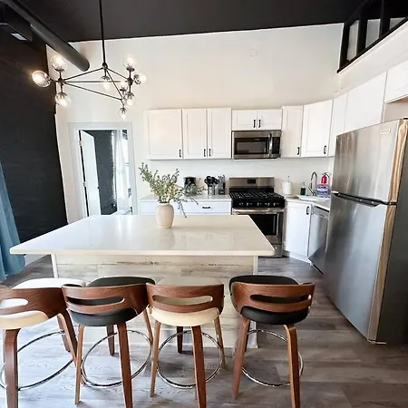 Luxury 5br Retreat Perfect For Groups With Pool Table & Optional Parking Near Mccormick Place And Soldier Field