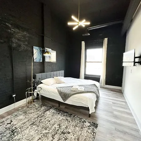 Apartment Luxury 5br Retreat Perfect For Groups With Pool Table & Optional Parking Near Mccormick Place And Soldier Field Chicago