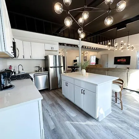 Luxury 5br Retreat Perfect For Groups With Pool Table & Optional Parking Near Mccormick Place And Soldier Field Chicago