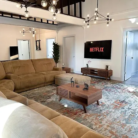Luxury 5br Retreat Perfect For Groups With Pool Table & Optional Parking Near Mccormick Place And Soldier Field Apartment