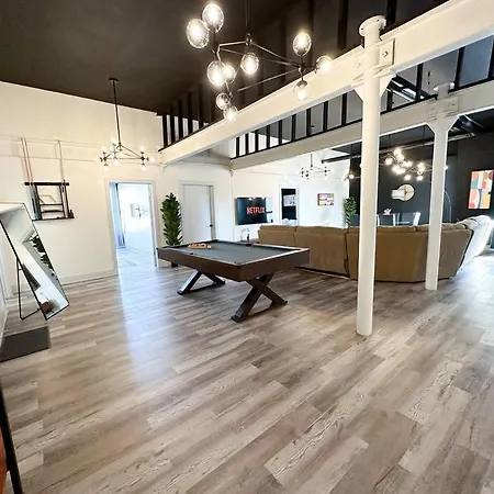 Apartment Luxury 5br Retreat Perfect For Groups With Pool Table & Optional Parking Near Mccormick Place And Soldier Field Chicago