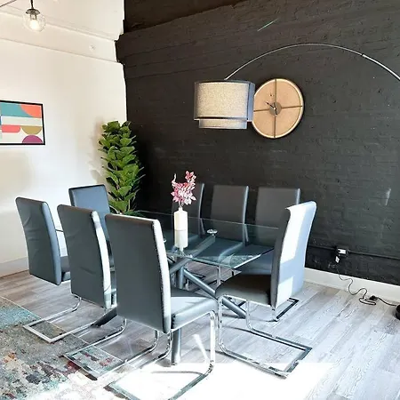 Luxury 5br Retreat Perfect For Groups With Pool Table & Optional Parking Near Mccormick Place And Soldier Field Apartment