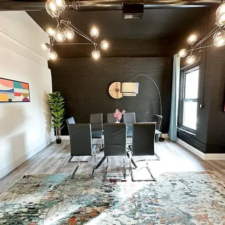 Apartment Luxury 5br Retreat Perfect For Groups With Pool Table & Optional Parking Near Mccormick Place And Soldier Field Chicago