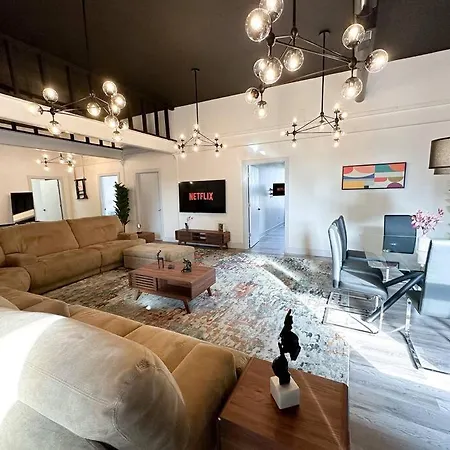 Luxury 5br Retreat Perfect For Groups With Pool Table & Optional Parking Near Mccormick Place And Soldier Field Apartment Chicago