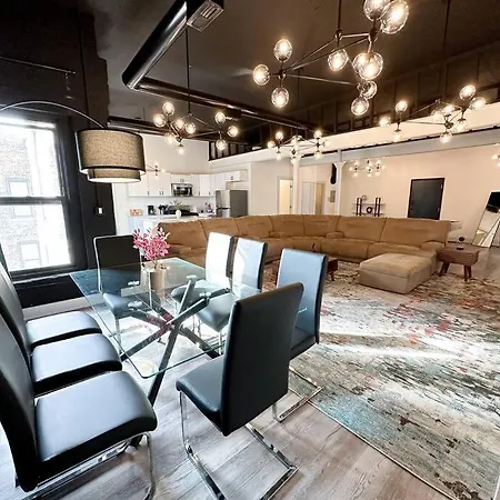 Luxury 5br Retreat Perfect For Groups With Pool Table & Optional Parking Near Mccormick Place And Soldier Field Apartment