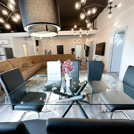Luxury 5br Retreat Perfect For Groups With Pool Table & Optional Parking Near Mccormick Place And Soldier Field Apartment Chicago