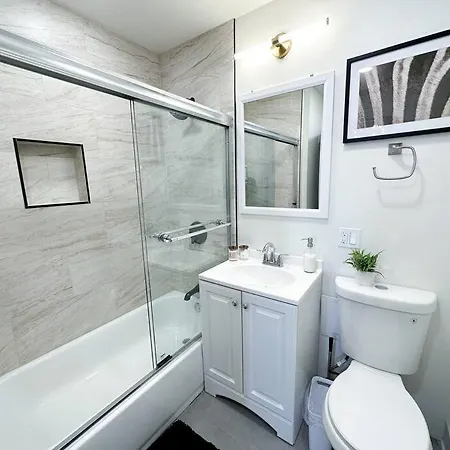 Luxury 5br Retreat Perfect For Groups With Pool Table & Optional Parking Near Mccormick Place And Soldier Field Chicago