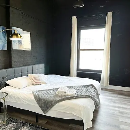 Luxury 5br Retreat Perfect For Groups With Pool Table & Optional Parking Near Mccormick Place And Soldier Field Apartment