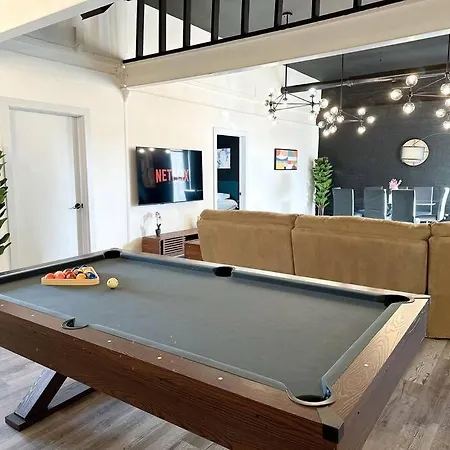 Luxury 5br Retreat Perfect For Groups With Pool Table & Optional Parking Near Mccormick Place And Soldier Field Chicago