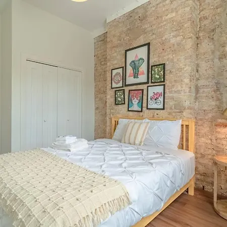 Spacious 420- Friendly 3br With Optional Parking Near Mccormick Place, Soldier Field & Uic Campus *