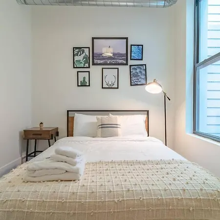 Apartment Spacious 420- Friendly 3br With Optional Parking Near Mccormick Place, Soldier Field & Uic Campus *