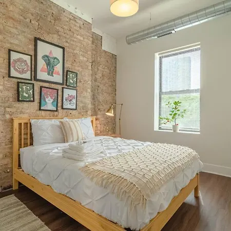Apartment Spacious 420- Friendly 3br With Optional Parking Near Mccormick Place, Soldier Field & Uic Campus *