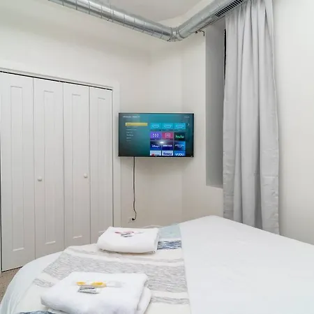 Stylish 420 Friendly 3br Getaway With Optional Parking Near Mccormick Place, Grant Park & Soldier Field Chicago