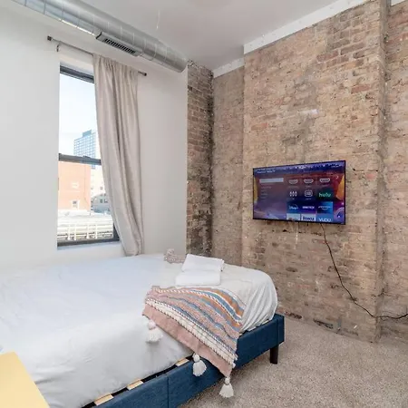 Stylish 420 Friendly 3br Getaway With Optional Parking Near Mccormick Place, Grant Park & Soldier Field Chicago