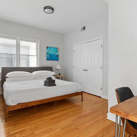 The Upscale Getaway Near Downtown Apartment Chicago