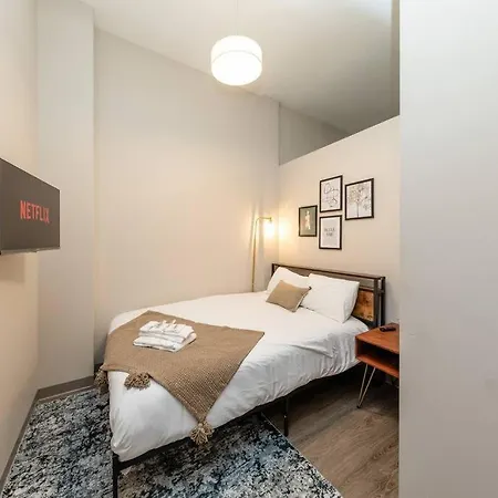 Spacious 2br In South Loop With Optional Parking, Gym And Patio Near Mccormick Place, Grant Park, Soldier Field & Museum Campus