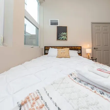 Stylish 2br With Optional Parking, Patio And Gym Near Mccormick Place, Shedd Aquarium, Field Museum & Lakefront Trail *