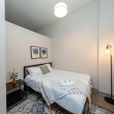 Stylish 2br With Optional Parking, Patio And Gym Near Mccormick Place, Shedd Aquarium, Field Museum & Lakefront Trail Apartment Chicago