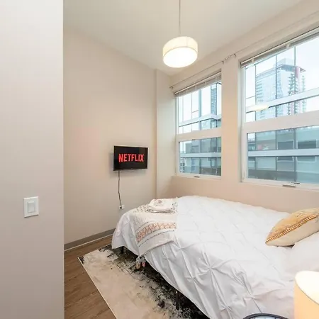 Stylish 2br With Optional Parking, Patio And Gym Near Mccormick Place, Shedd Aquarium, Field Museum & Lakefront Trail