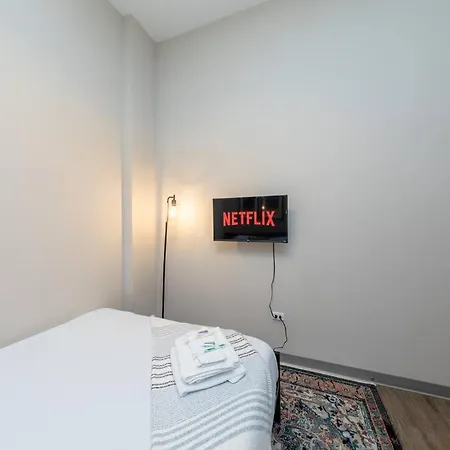 Stylish 2br With Optional Parking, Patio And Gym Near Mccormick Place, Shedd Aquarium, Field Museum & Lakefront Trail Apartment *