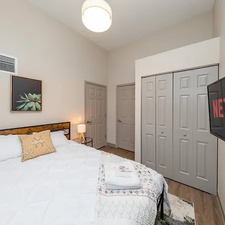 Stylish 2br With Optional Parking, Patio And Gym Near Mccormick Place, Shedd Aquarium, Field Museum & Lakefront Trail Apartment