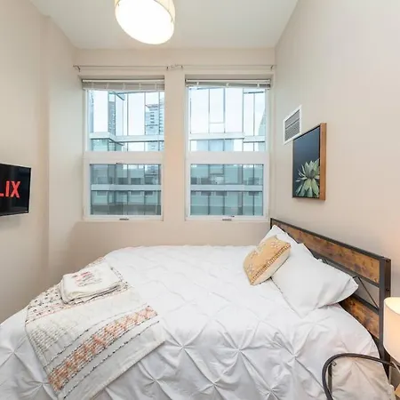 Stylish 2br With Optional Parking, Patio And Gym Near Mccormick Place, Shedd Aquarium, Field Museum & Lakefront Trail Chicago