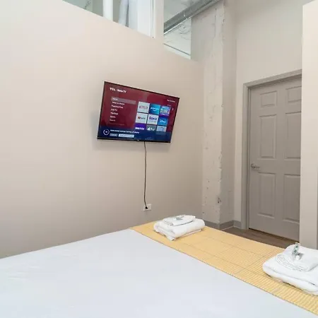 Modern 2br South Loop Gem Near Mccormick Place, Navy Pier, Adler Planetarium & Columbia College Chicago