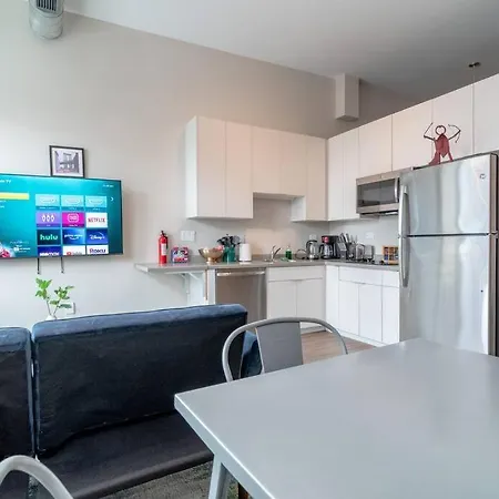 South Loop 2br Retreat Near Grant Park, Soldier Field, Adler Planetarium & Columbia College Apartment Chicago