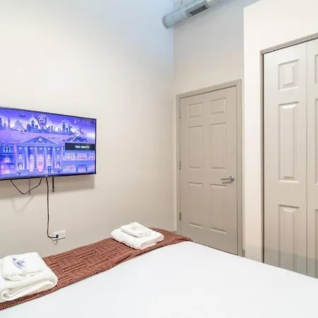 South Loop 2br Retreat Near Grant Park, Soldier Field, Adler Planetarium & Columbia College *