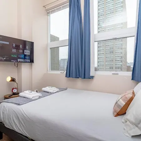 South Loop 2br Retreat Near Grant Park, Soldier Field, Adler Planetarium & Columbia College Apartment