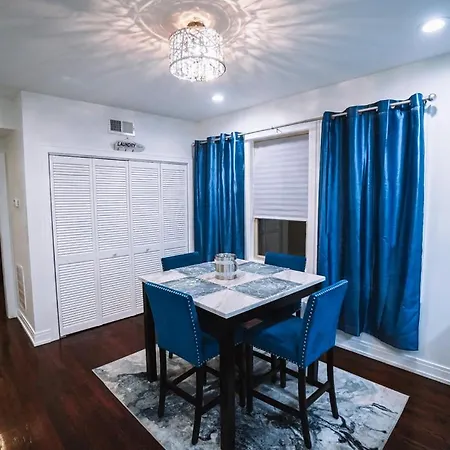 The Blue Golden Luxury Modern 3- Bedroom In Chicago
