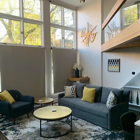 Lincoln Park Light-filled Loft Apartment *