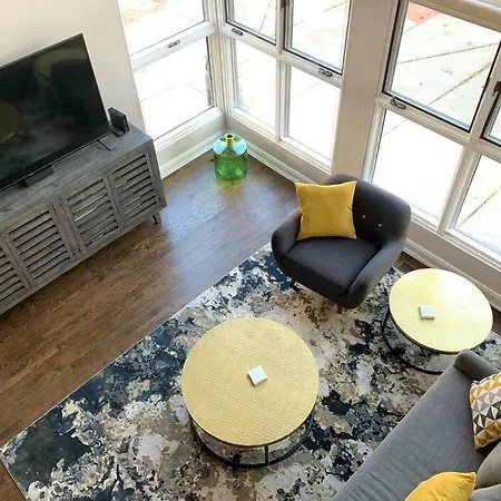 Lincoln Park Light-filled Loft Apartment