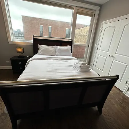 Wrigley Penthouse With Private Roof Deck And Parking