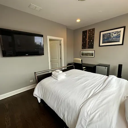 Wrigley Penthouse With Private Roof Deck And Parking Holiday home Chicago