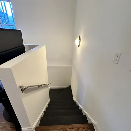 West Town Hideaway Sleeps 18 With Parking!