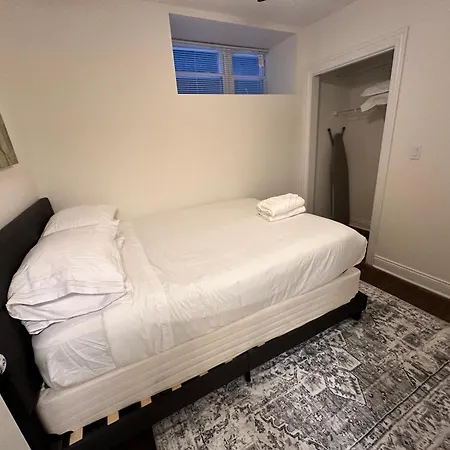 West Town Hideaway Sleeps 18 With Parking! *