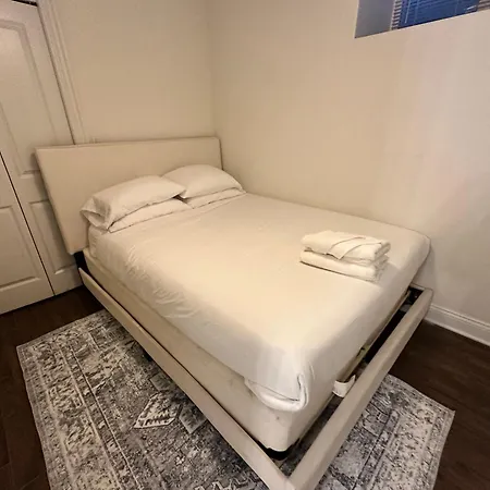 Holiday home West Town Hideaway Sleeps 18 With Parking!