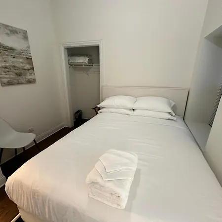 West Town Hideaway Sleeps 18 With Parking! Holiday home *