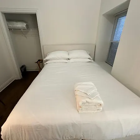 West Town Hideaway Sleeps 18 With Parking! Holiday home