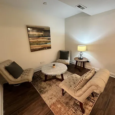 West Town Hideaway Sleeps 18 With Parking! Chicago