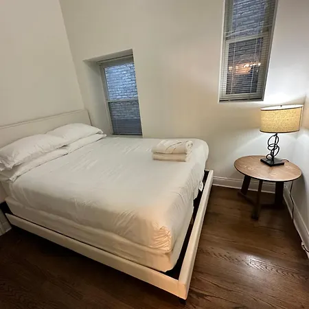 West Town Hideaway Sleeps 18 With Parking! Holiday home