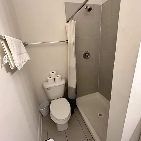 West Town Hideaway Sleeps 18 With Parking!