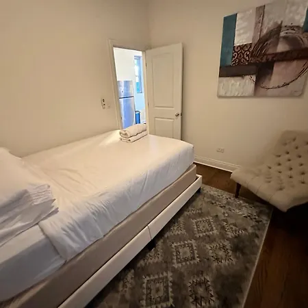 West Town Hideaway Sleeps 18 With Parking! Chicago