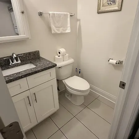 West Town Hideaway Sleeps 18 With Parking! Holiday home *