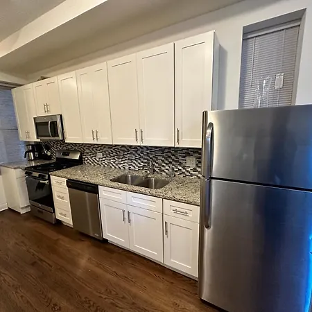 West Town Hideaway Sleeps 18 With Parking! Holiday home