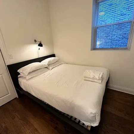 West Town Hideaway Sleeps 18 With Parking! *